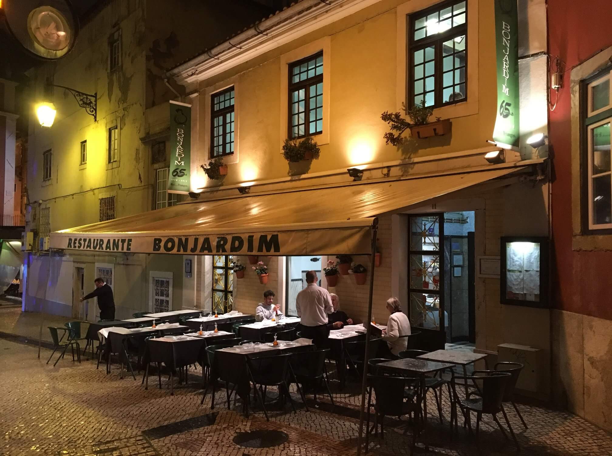 Totte | リスボンの安くて美味しい炭火焼のローストチキン屋さん『Bonjardim』