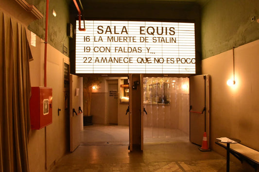 Totte | 映画館がバーに！『Sala Equis』