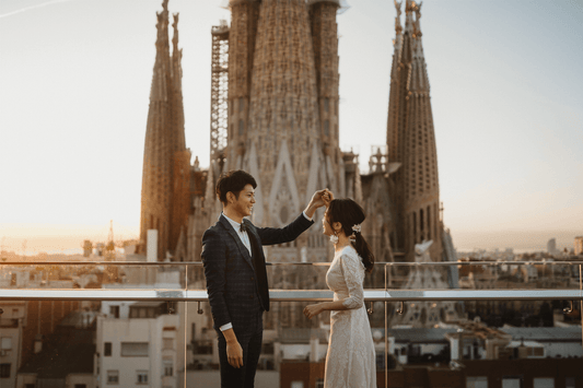 サグラダファミリアを望むバルセロナのルーフトップで手を取り合い微笑む新郎新婦のフォトウェディング | Totte