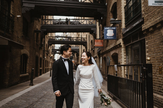 ロンドン・シャッドタムズの重厚なレンガ街を仲良く歩く新郎新婦のフォトウェディング | Totte