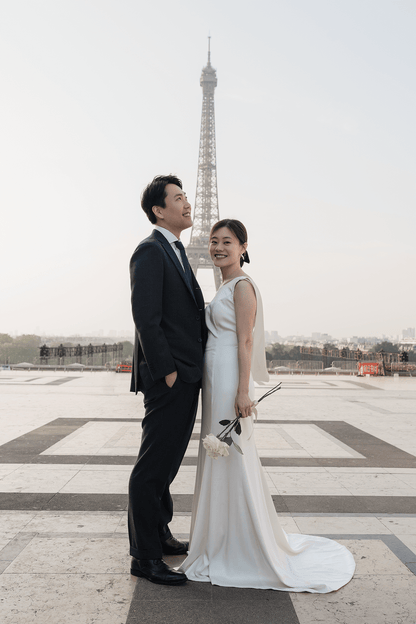 パリ・トロカデロ広場からエッフェル塔を背景に優美に佇む新郎新婦。朝の柔らかな光に包まれた、気品あふれるパリのフォトウェディング。Totteがプロデュースする、映画のようにロマンチックでタイムレスなエッフェル塔前での前撮りシーン。