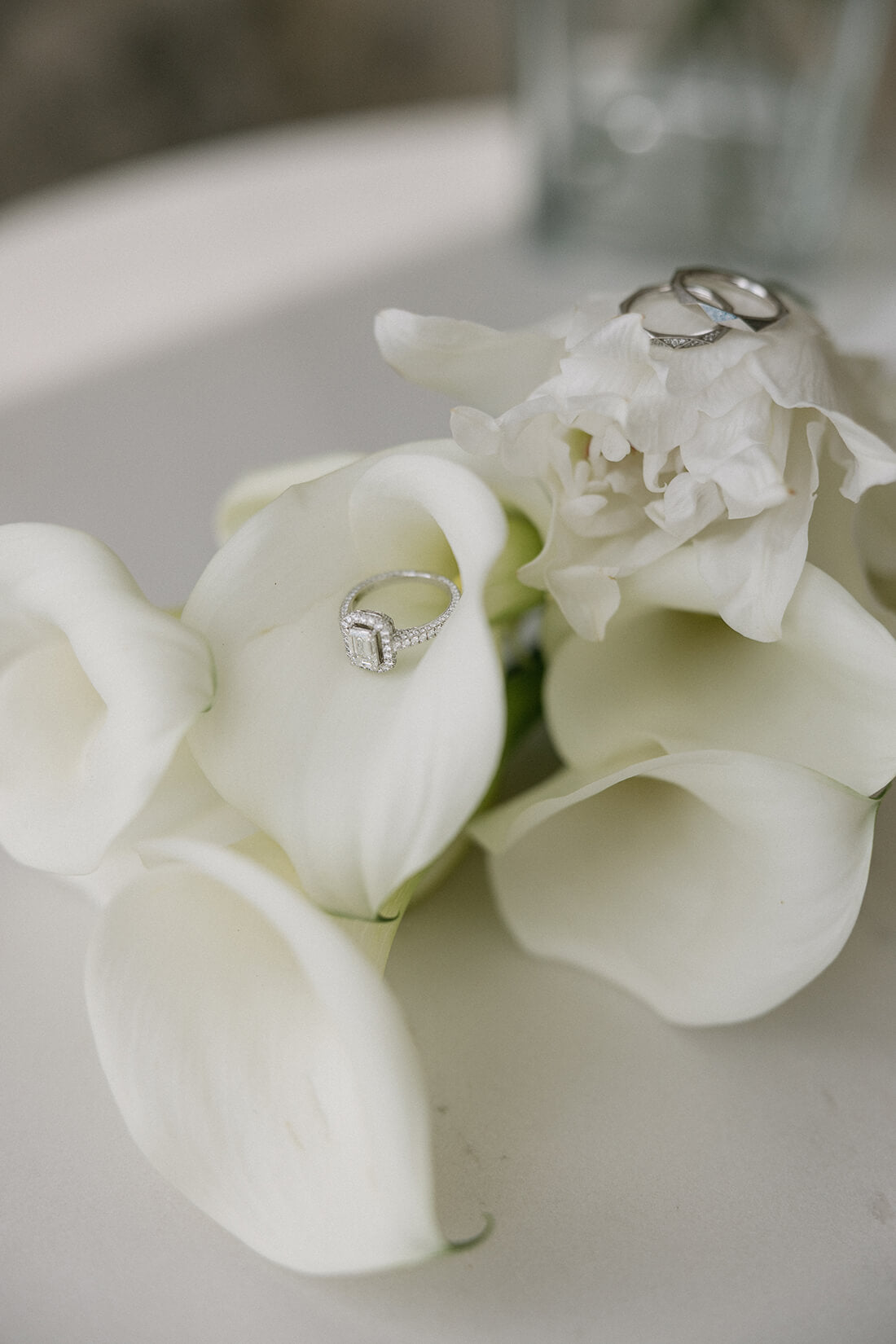 コモ湖での撮影準備：カラーの白いウェディングブーケと婚約指輪・結婚指輪を美しく捉えた5つ星ホテルでのお仕度小物ショット（イタリア海外前撮り）| Totte