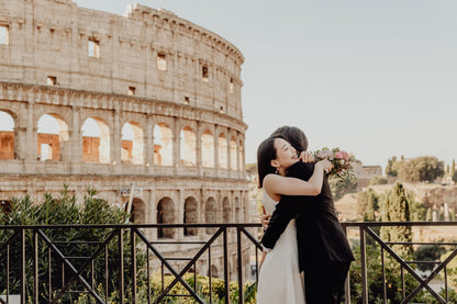 ローマのシンボル・コロッセオ（Colosseo）の壮大な古代遺跡を背景に、情熱的に抱き合う新郎新婦。2000年の歴史を誇る円形闘技場の圧倒的なスケール感と、二人のロマンチックな瞬間をドラマチックに切り取った、ELLE研修修了プランナー監修・Totteのフォトウェディング・ハネムーン撮影。