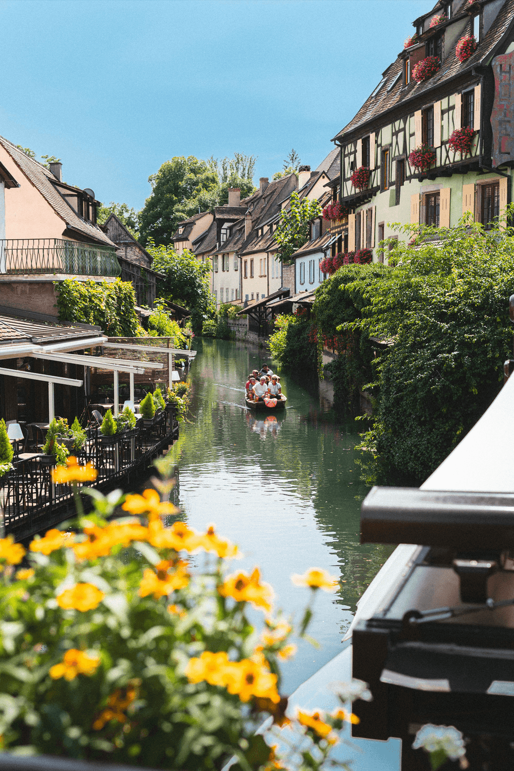 フランス・コルマールの運河を進む観光ボートと緑豊かな旧市街の景観｜Totteヨーロッパ撮影＆ウェディングフォト・前撮り