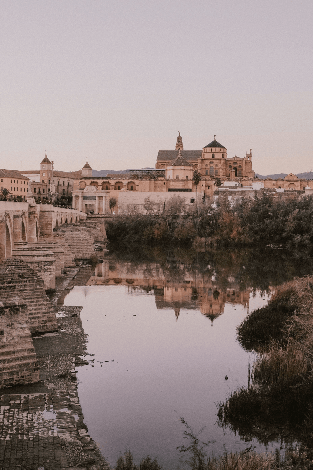 スペイン・アンダルシア地方のコルドバのローマ橋とメスキータ（大聖堂）を望む黄金色の夕景｜Totte海外ロケーション撮影＆前撮り