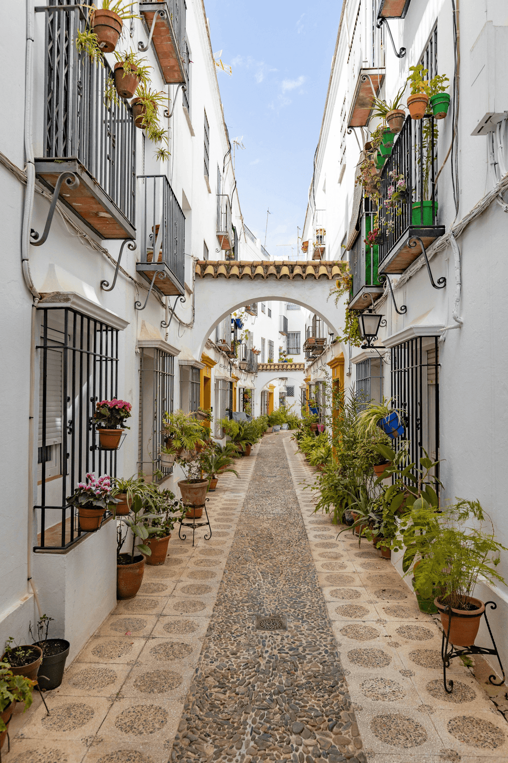 スペイン・コルドバ旧市街の白壁とアーチが続く情緒あふれる花と石畳の小道｜Totte海外ロケーション撮影＆前撮り